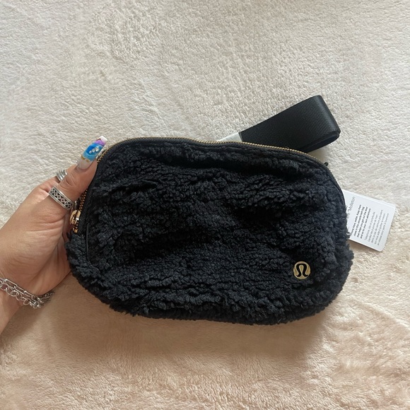 lululemon athletica Handbags - FOR TRADE ONLY! NWT Lululemon Everywhere Belt Bag *Fleece